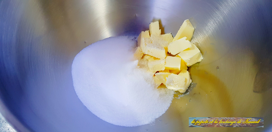 Mettre le beurre et le sucre dans la cuve du robot