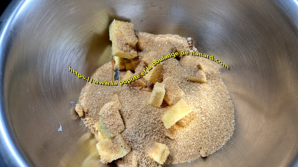 Mettre le beurre mou en cubes et le sucre dans un second cul de poule