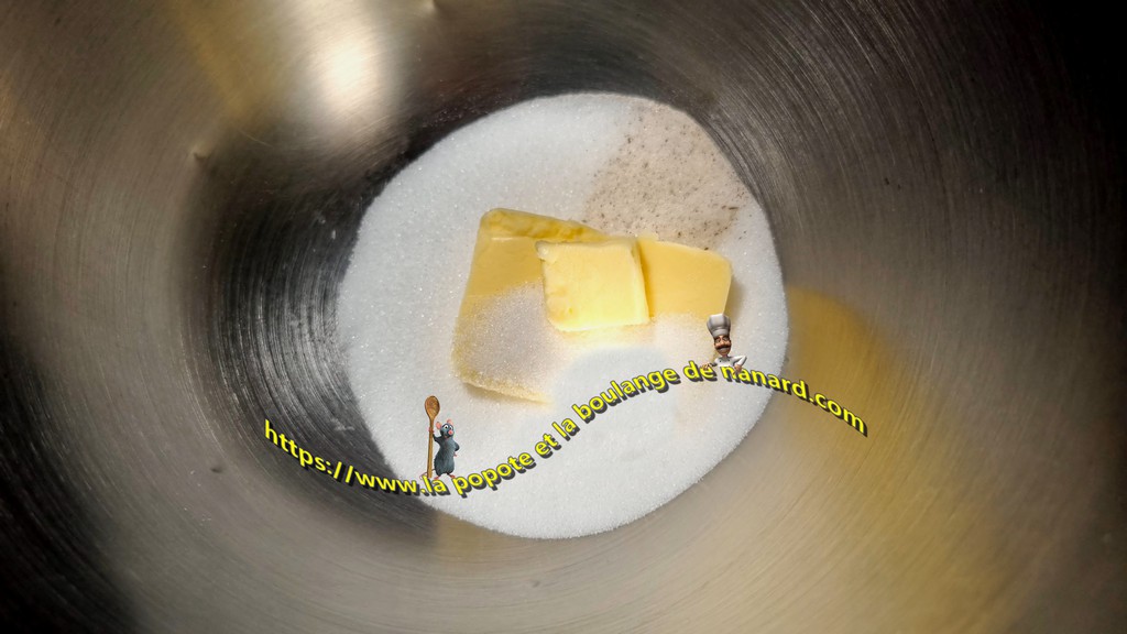 Mettre le beurre ramolli avec les deux sucres dans la cuve du robot