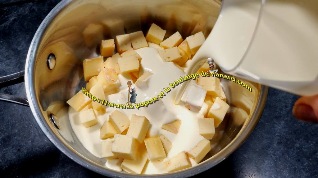 Mettre le fromage avec la crème dans une casserole