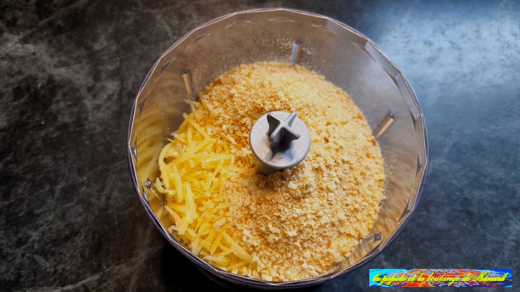 Mettre le fromage râpé et la chapelure dans le bol du mixeur