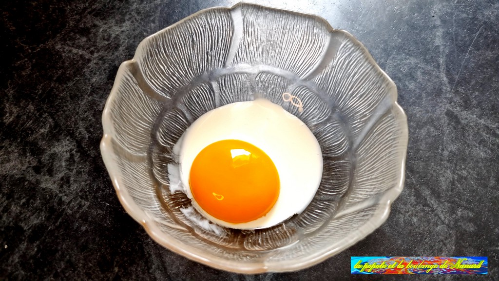 Mettre le jaune d\\\'œuf avec la cuillère de crème dans un ravier