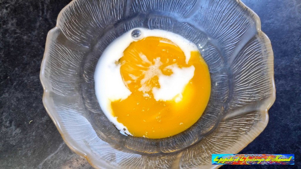 Mettre le jaune d\\\'œuf avec la cuillère de lait et une pincée de sel dans un ravier