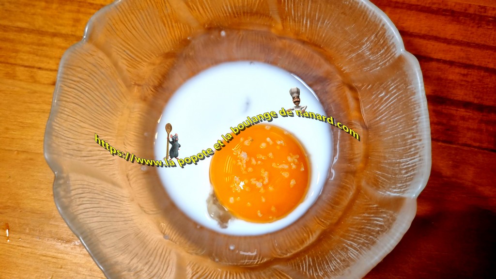 Mettre le jaune d\\\'œuf, la crème avec la pincée de sel dans un ravier