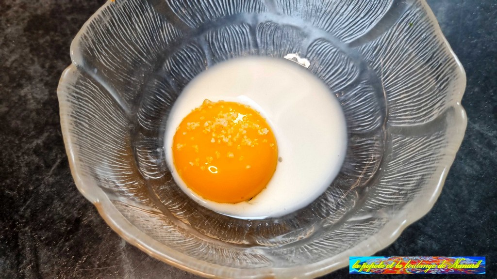 Mettre le jaune d\\\'œuf, la cuillère de lait et une pincée de sel dans un ravier