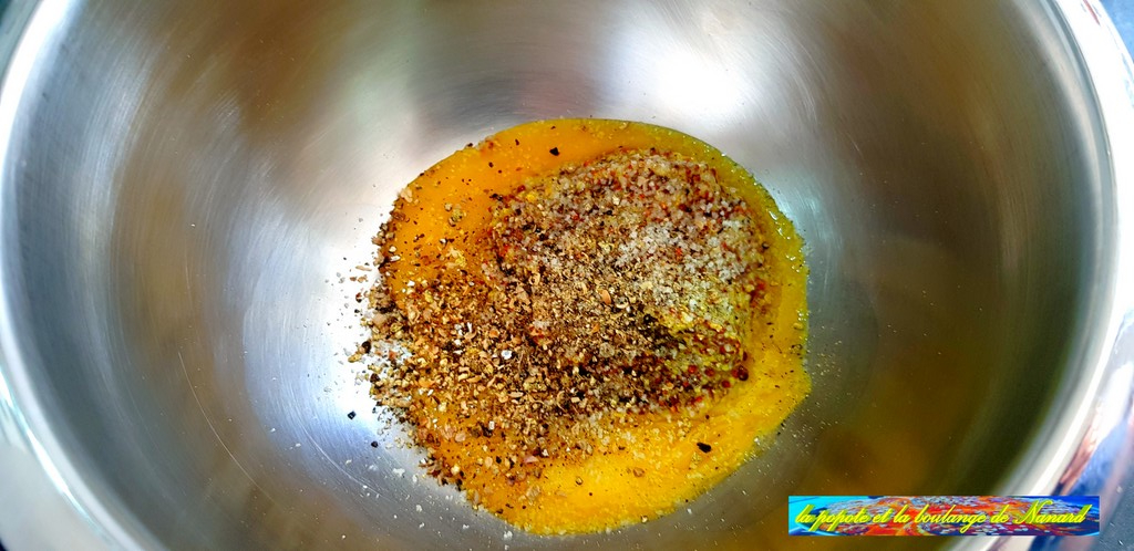 Mettre le jaune d\\\'œuf, la moutarde, le sel et poivre dans un petit cul de poule