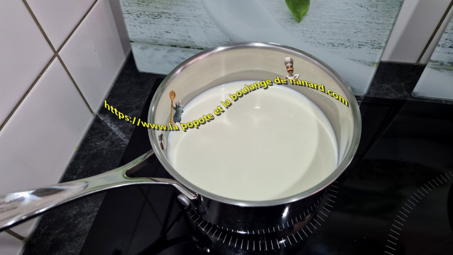 Mettre le lait à chauffer dans une casserole