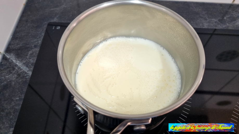 Mettre le lait à chauffer dans une petite casserole