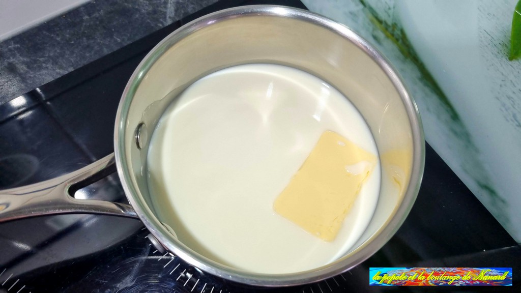 Mettre le lait avec le beurre à chauffer doucement
