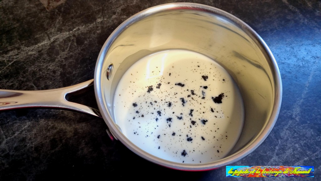 Mettre le lait avec les grains de vanille dans une casserole