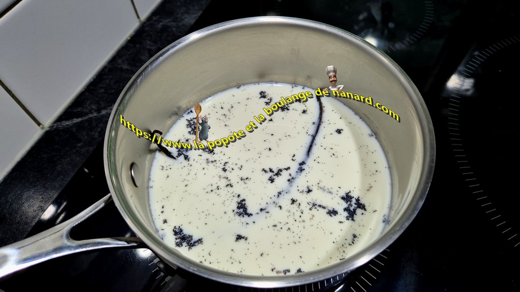 Mettre le lait avec les grains et les gousses de vanille dans une casserole