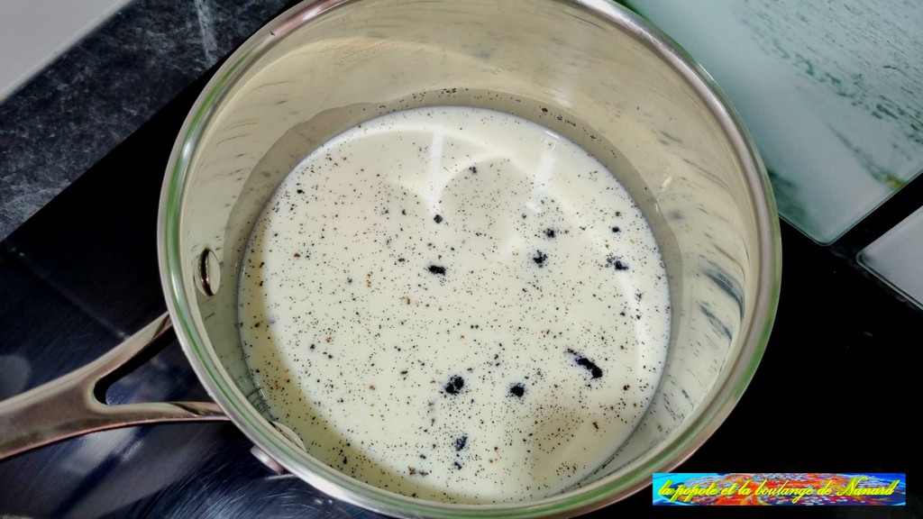 Mettre le lait avec les grains et les gousses de vanille grattées dans une casserole