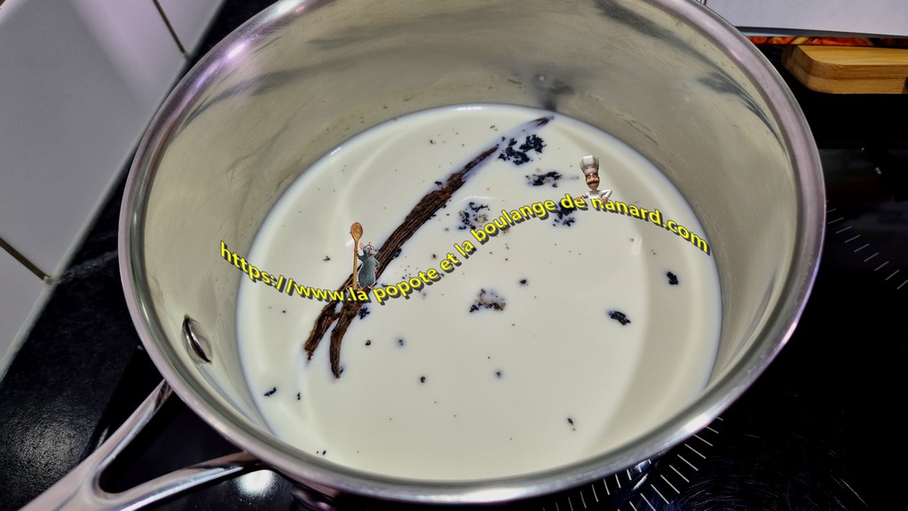 Mettre le lait et la vanille dans une casserole