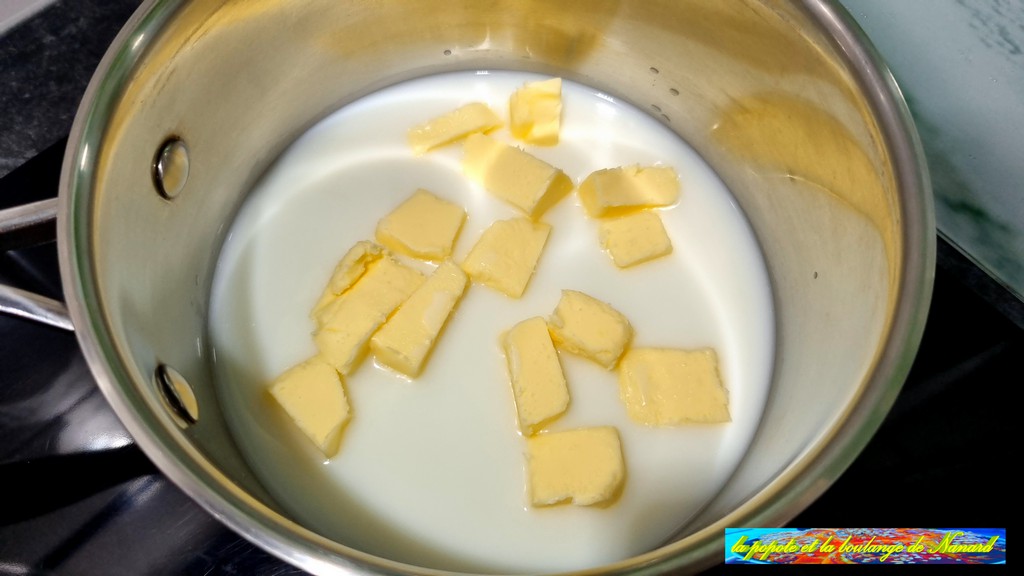 Mettre le lait, l\\\'eau et le beurre en morceaux dans une casserole
