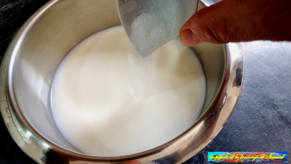 Mettre le lait, l\\\'eau et le sucre dans un cul de poule