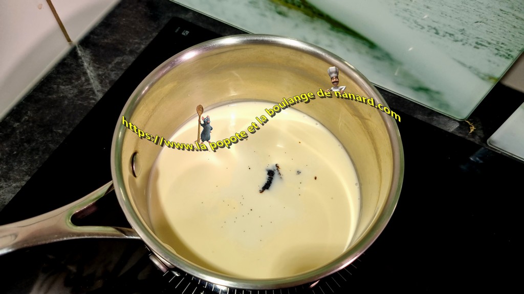 Mettre le lait, la crème et les grains de vanille à chauffer dans une casserole à feu moyen