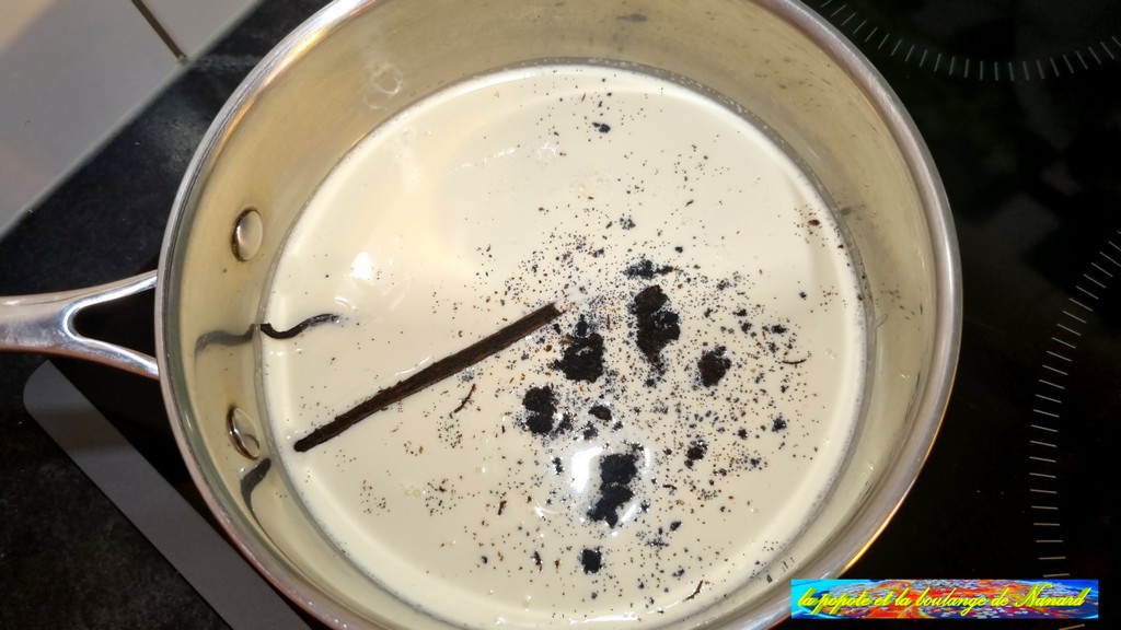 Mettre le lait, la crème, les gousses avec leurs grains dans une casserole