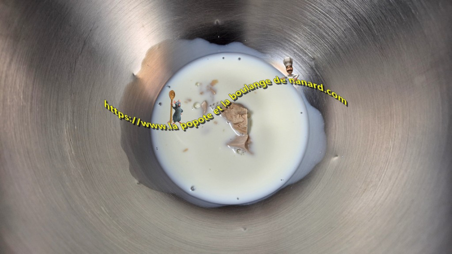 Mettre le lait tiédi et la levure dans la cuve du robot