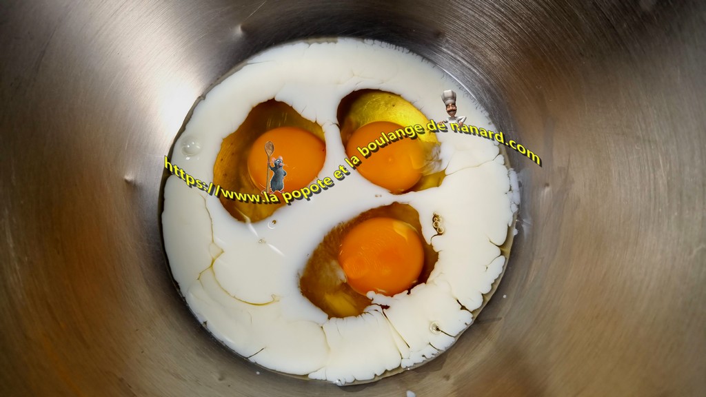 Mettre le sel, les œufs et le lait dans la cuve du robot