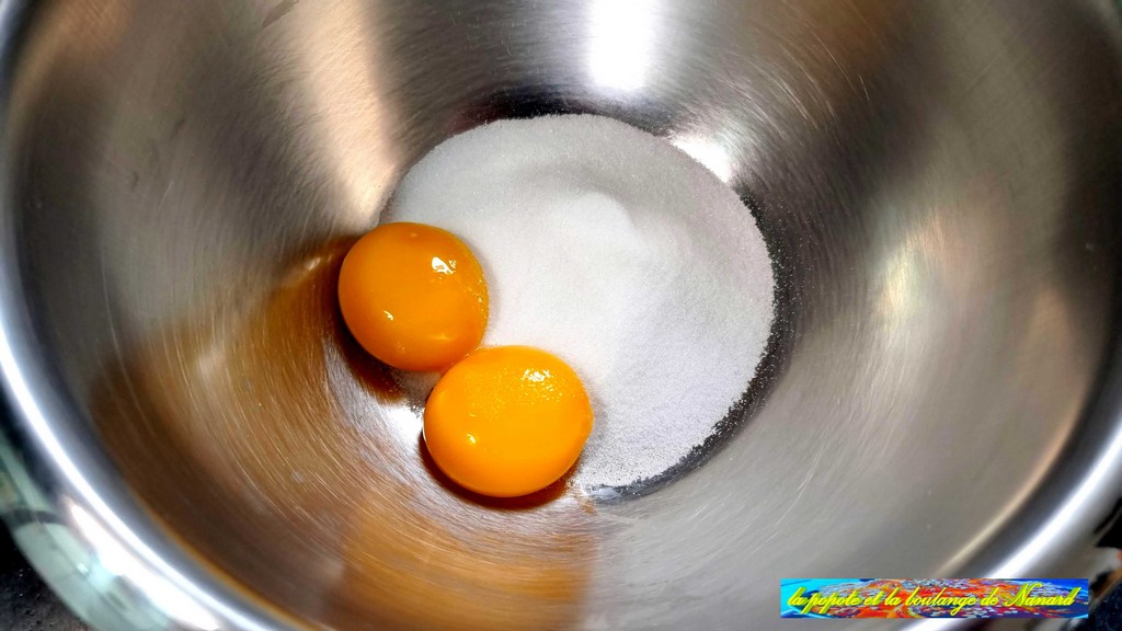 Mettre le sucre avec les jaunes d\\\'œufs dans un cul de poule
