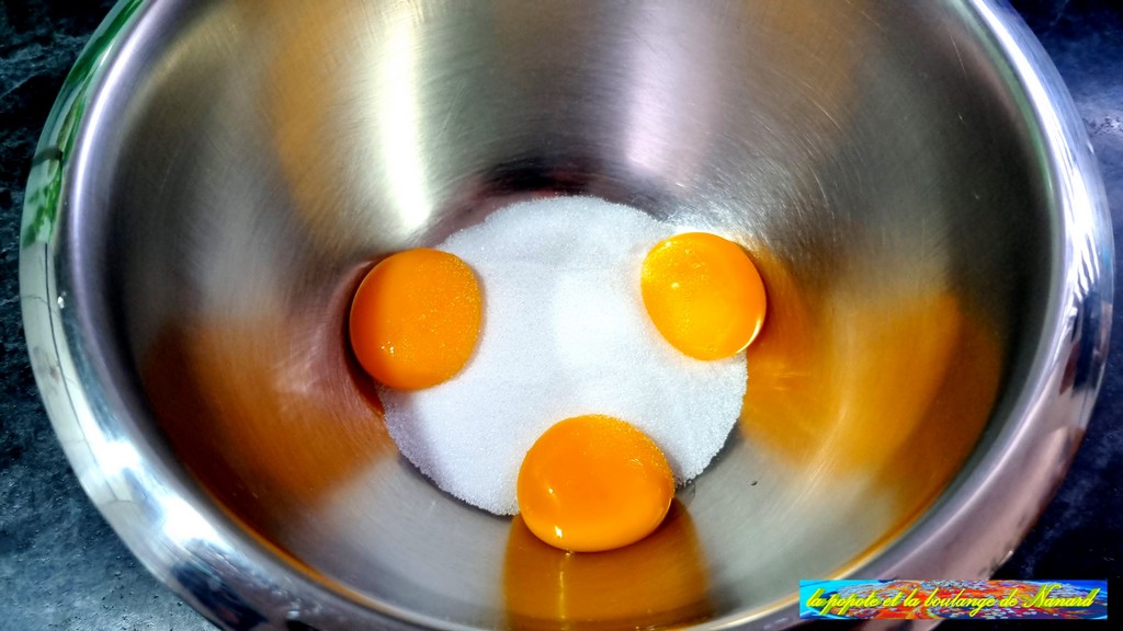 Mettre le sucre avec les œufs dans un cul de poule