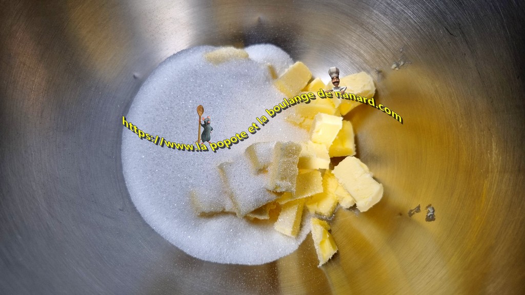 Mettre le sucre et le beurre bien mou dans la cuve du robot