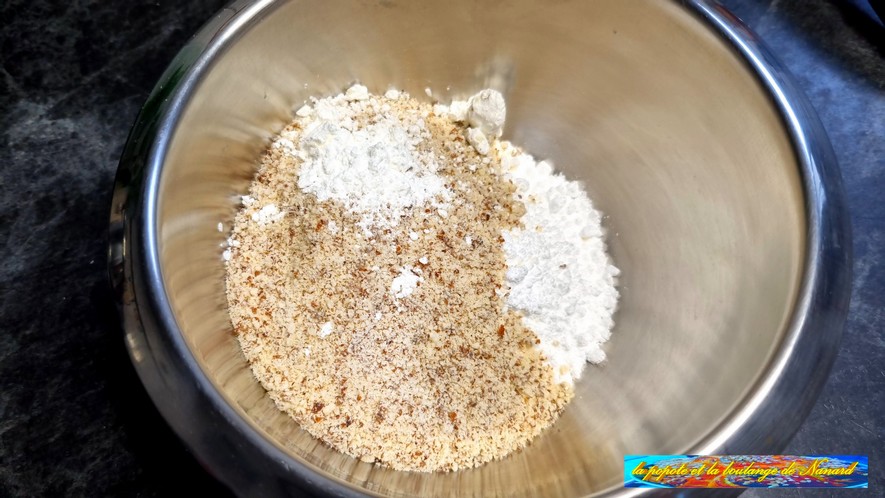 Mettre le sucre glace, la fécule et la poudre d\\\'amandes dans un cul de poule