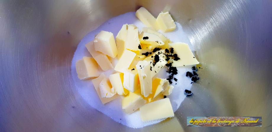 Mettre le sucre, le beurre et la vanille dans la cuve du robot