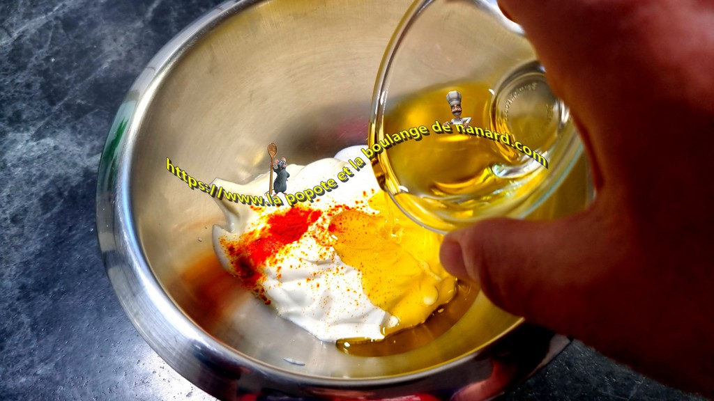Mettre le yaourt, la safran et l\\\'huile d\\\'olive dans un cul de poule