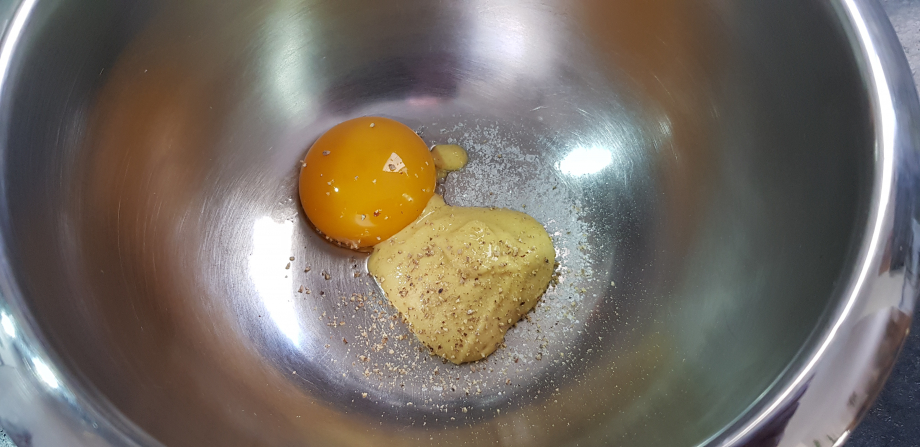 Mettre lejaune d\\\'œuf, la moutarde, le sel et le poivre dans un cul de poule