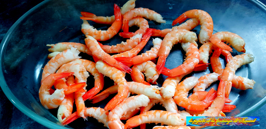 Mettre les crevettes dans un plat creux