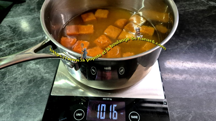 Mettre les cubes de fumet de langoustines et de  l\\\'eau  dans une casserole jusqu\\\'à obtenir un litre de liquide
