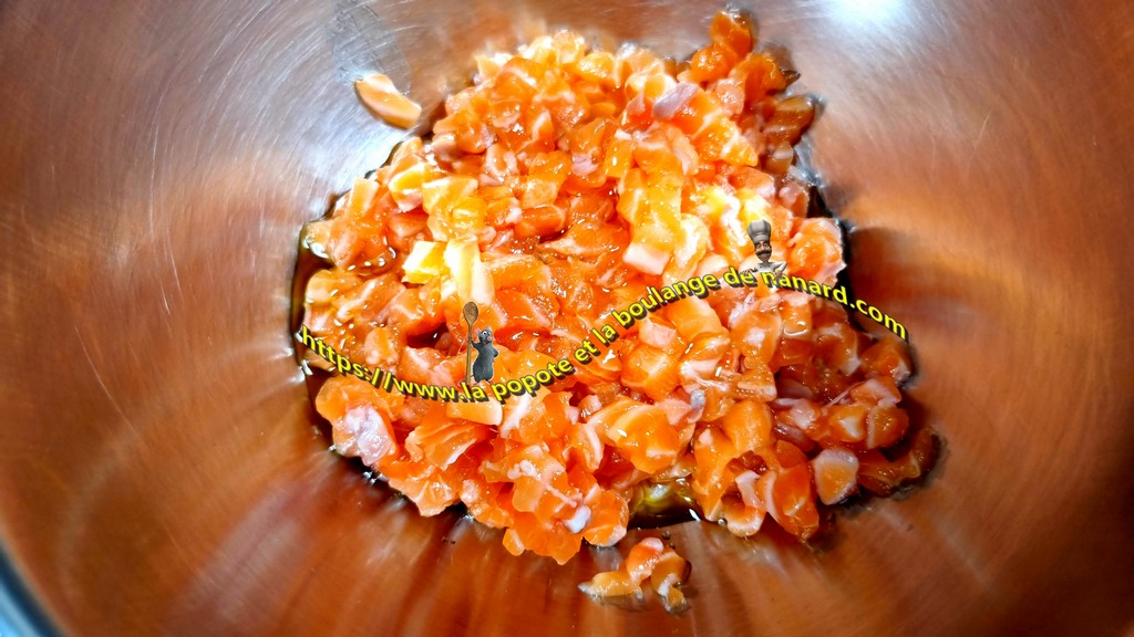 Mettre les dés de saumon avec l\\\'huile d\\\'olive dans un cul de poule