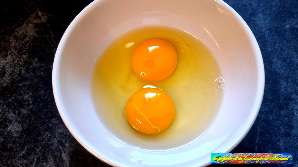 Mettre les deux œufs entiers dans un bol