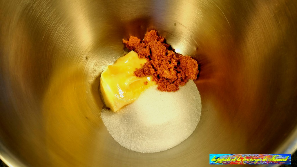 Mettre les deux sucres et le beurre ramolli dans la cuve du batteur