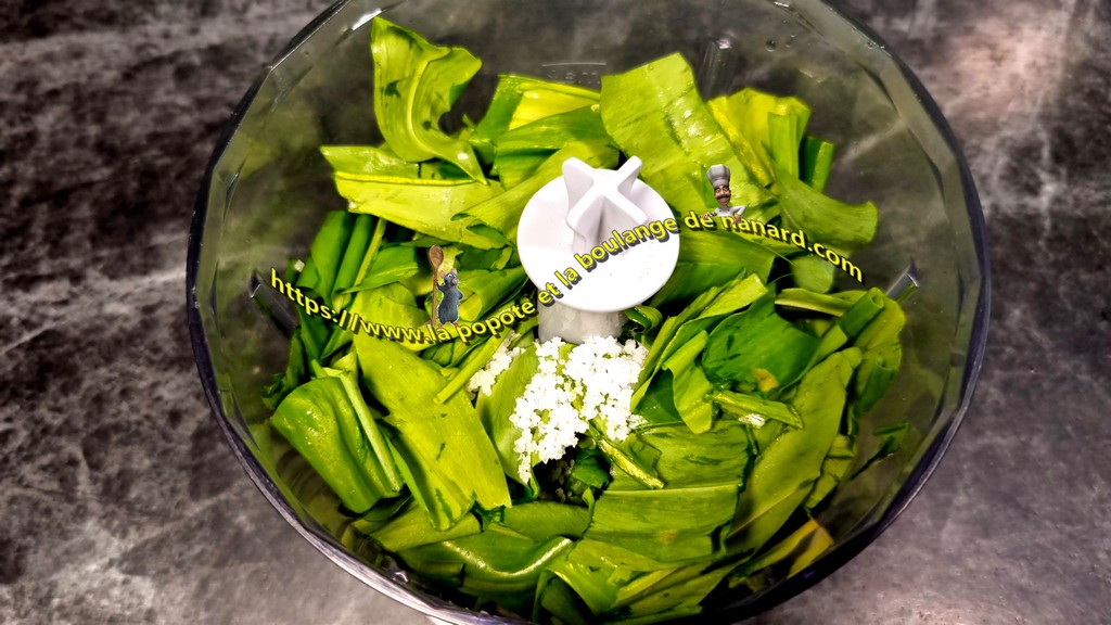 Mettre les feuilles dans le bol du mixeur avec la fleur de sel
