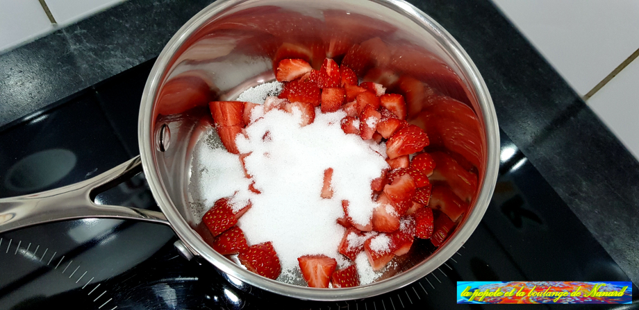 Mettre les fraises avec l\\\'autre moitié de sucre dans une casserole