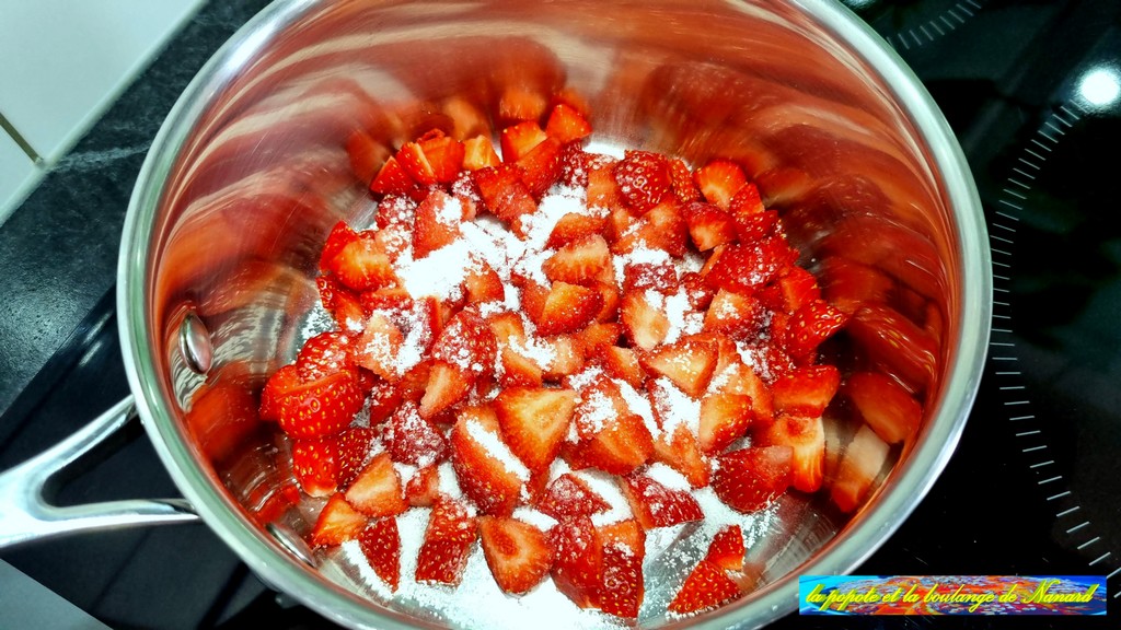 Mettre les fraises avec le sucre à confiture dans une casserole