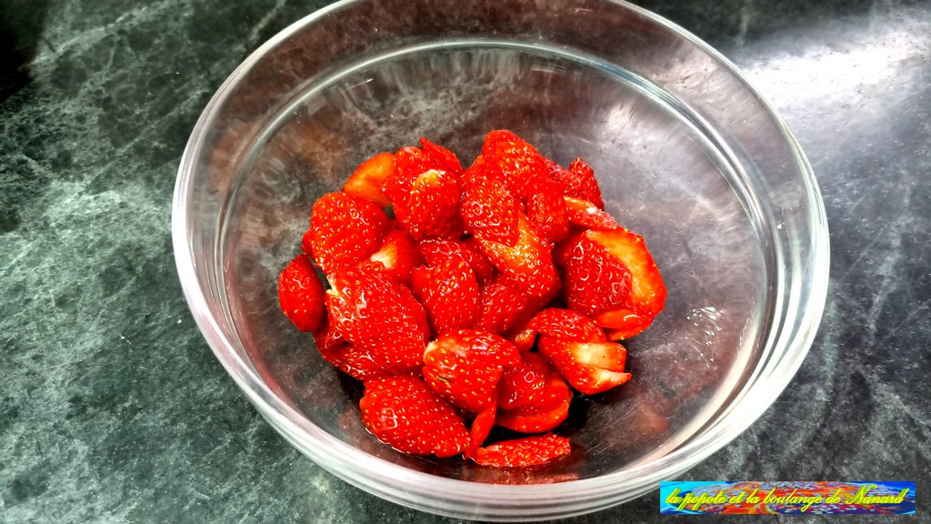 Mettre les fraises dns un saladier