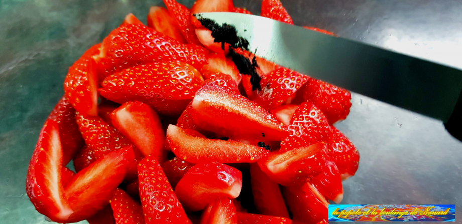 Mettre les fraises et la vanille dans un saladier