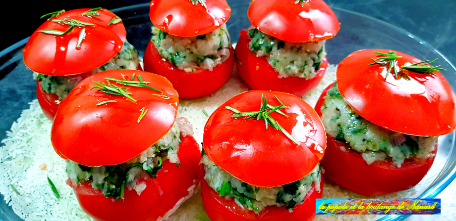 Mettre les hauts des tomates, déposer un brin de romarin puis verser un filet d\\\'huile d\\\'olive sur chaque tomate
