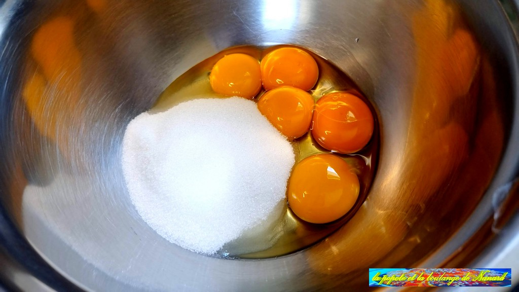 Mettre les jaunes d\\\'œufs et entiers avec le sucre dans un cul de poule