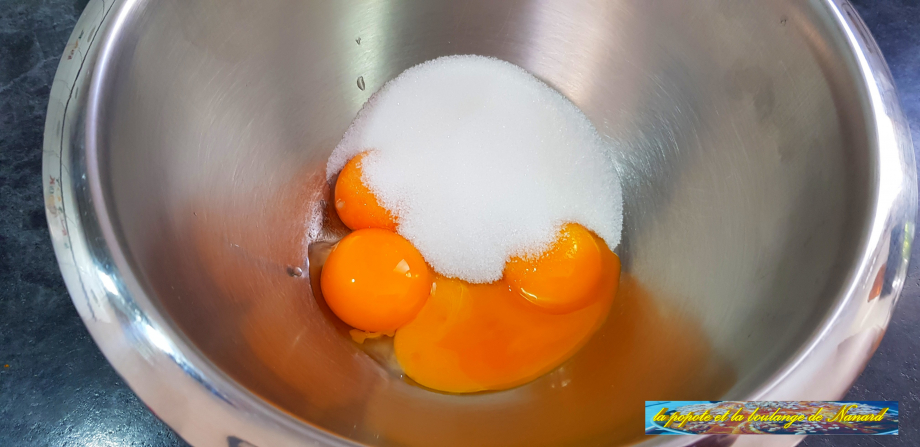 Mettre les jaunes d\\\'œufs et le sucre dans un cul de poule