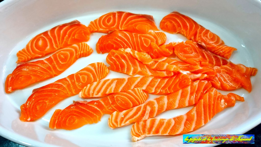 Mettre les lamelles de saumon dans un plat creux