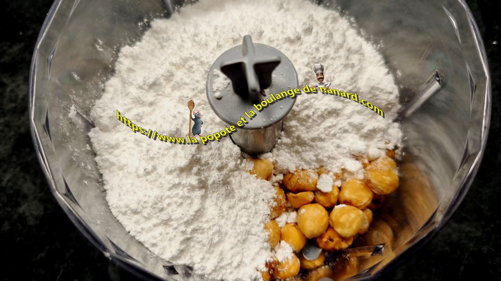 Mettre les noisettes avec le sucre glace dans le bol du mixeur