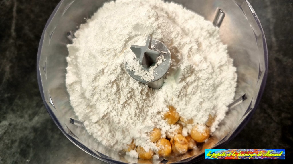 Mettre les noisettes refroidies et le sucre glace dans le bol du mixeur