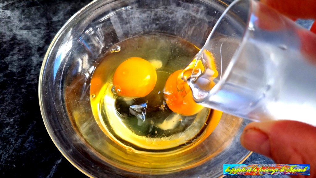 Mettre les œufs avec l\\\'eau glacé dans un ravier