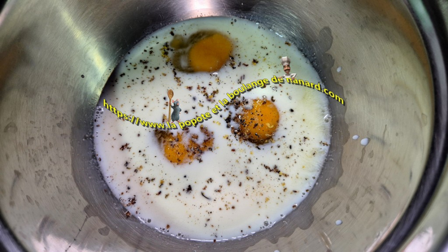 Mettre les œufs avec le lait dans un cul de poule puis assaisonner légèrement