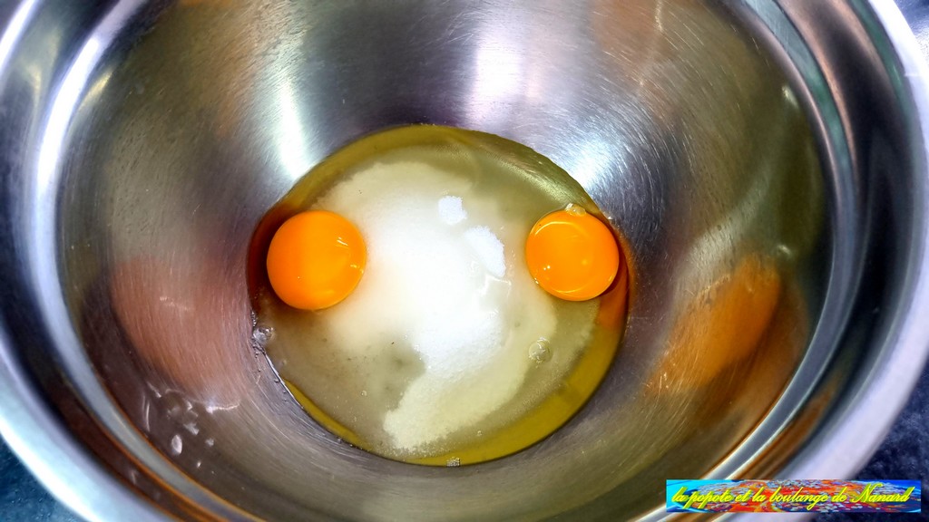 Mettre les œufs avec le sucre dans un cul de poule