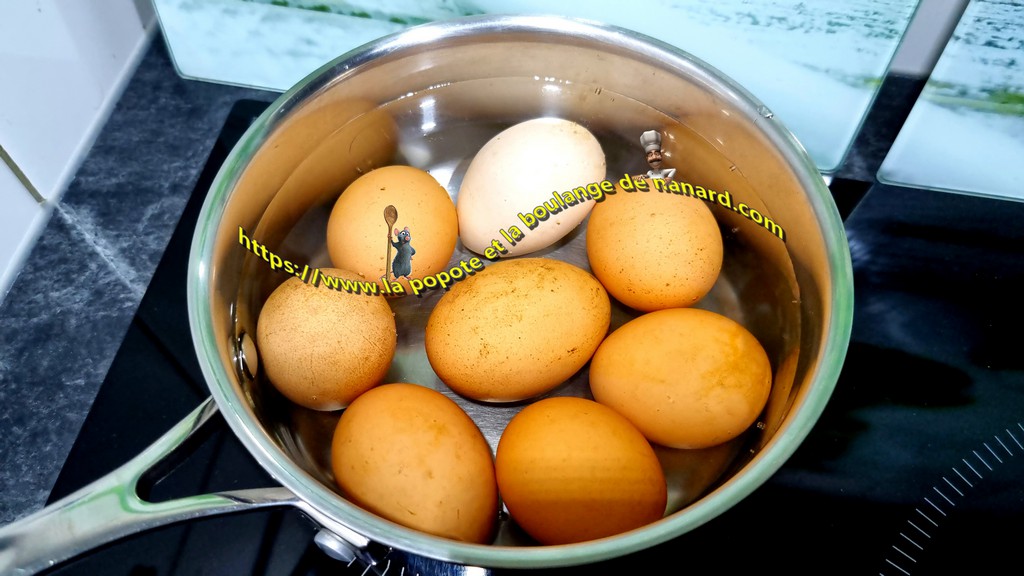 Mettre les œufs dans une casserole et les recouvrir d\\\'eau froide